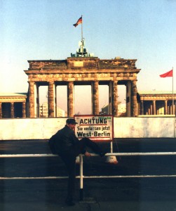 08 Mark-áReeder am Brandenburger Tor, 1984 _un)